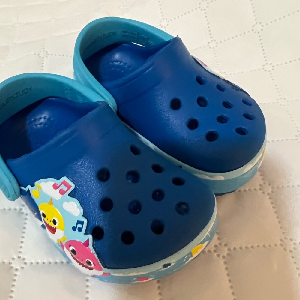 EUC 4C babyshark crocs